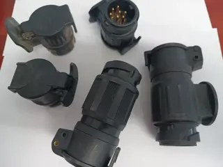 Verloopstekkers. 5x 13 naar 7 polig