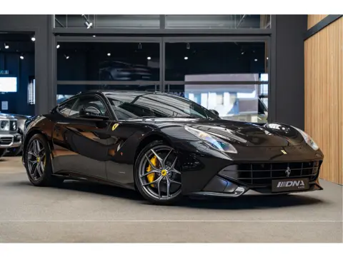 Ferrari F12 Berlinetta HELE FULL Dealer Maintenance 6.3 Berlinetta HELE V12 Carbon Seats Suitcase Se