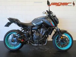 Yamaha MT-07 MT07 NARDO GREY BOEKJES AKRA! (bj 2022)