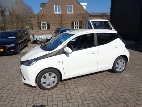 Toyota Aygo 1.0 VVT-i x-play Airco, Carplay/android/ Navigatie, cruise, camera