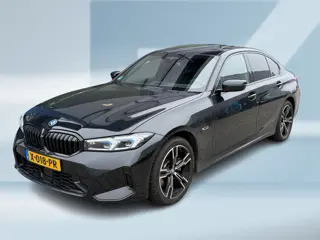 BMW 3-serie 330e xDrive M-Sport | Panoramadak | Harman Kardon | Head-up | BLIS
