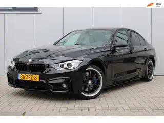 BMW 3-serie 320i M-PACK I AKRAPOVIC I DIGITAAL DASH I LEDER I NAVI I LED I KEYLESS START I