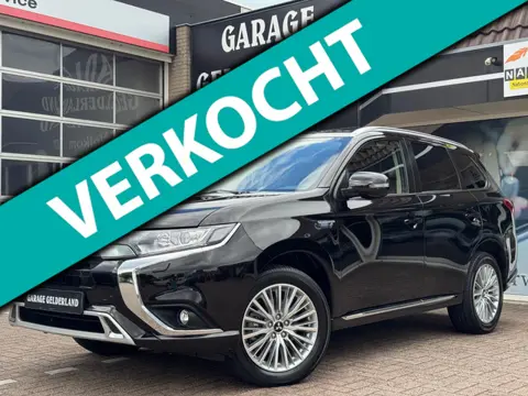 Mitsubishi Outlander 2.4 PHEV Intense+ | Volleder | Xenon | Camera | Cruise | Climate | Pdc | Isofix