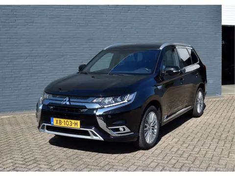 Mitsubishi Outlander 2.4 PHEV Intense+ Afneembare trekhaak, Schuifdak, Apple carplay