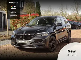 BMW X1 xDrive25i | All Black | HUD | Trekhk. 13P | Keyless "Uitschuifb.A-bank | 25"Nav-scherm