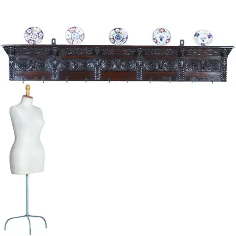 Renaissance wandrek of kapstok met 7 gestoken panelen 1640 en later