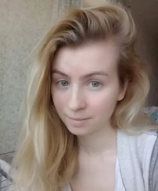 Rustige vrouw met een open blik op zoek naar oprechte connectie