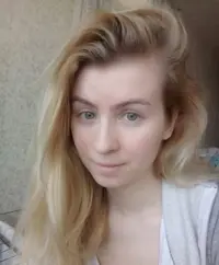 Rustige vrouw met een open blik op zoek naar oprechte connectie