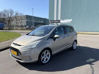 Ford B-MAX 1.0i EcoBoost Titanium 101 PK. Mooie en zuinige auto van de tweede eigenaar !!! Distribut