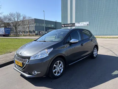 Peugeot 208 1.2 VTi Style 5-Deurs 82 PK. Mooie en zuinige auto van de eerste eigenaar !!! Distributi