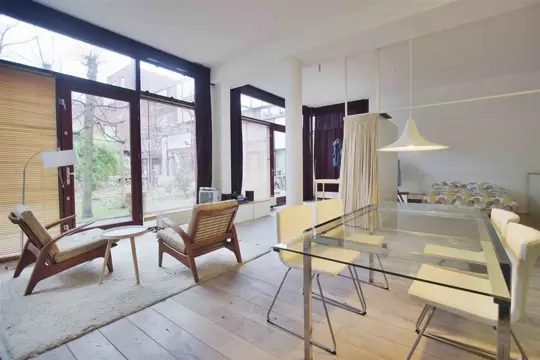 Woning aan de Blauwpijpstraat te Amsterdam