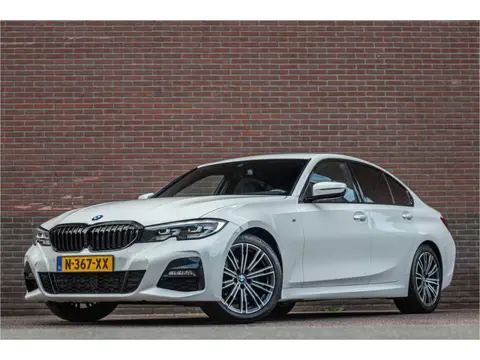 BMW 3 Serie 318i M Sport, Stoelverwarming, Carplay, Alcantara, Sfeerverlichting, DAB+, PDC, Navigati