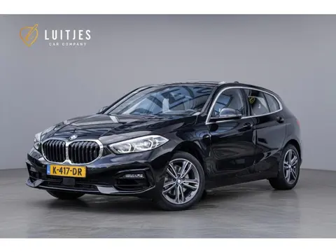 BMW 1 Serie 118i Executive AUT8|Camera|Carplay|LED|Sfeerverl.|Stuur&stoelverw.|NL-auto|Dealer-onderh