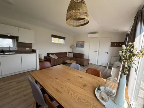 Prachtig chalet tussen de bomen en struiken van het park