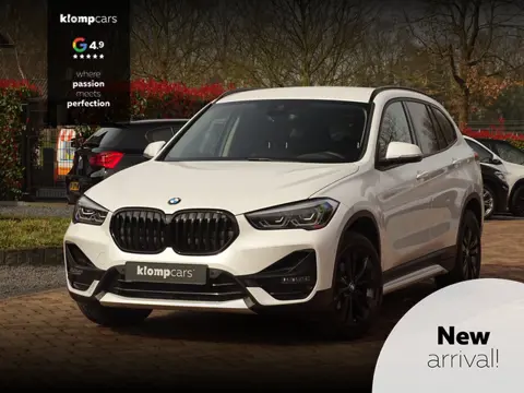 BMW X1 sDrive18i | Handbak | Uniek | PearlWeiss | Leer | Nav | All-black! | Privacy glass