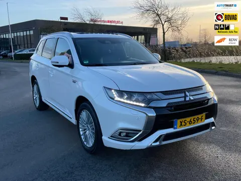 Mitsubishi Outlander 2.4 PHEV Instyle, Aut, Trekhaak, Open dak, Acc, Stoel-/stuurverw, Leder, Cam, P
