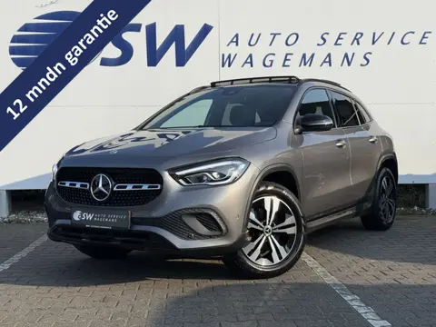Mercedes-Benz GLA 200 Luxury Line | Trekhaak | Pano | Ambient Light | Camera | 18 inch
