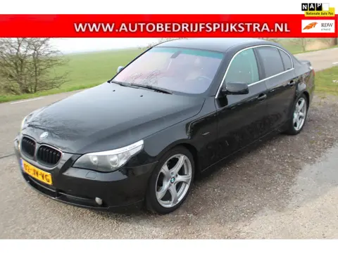 BMW 5-serie 520i // 6 cilinder / leer //