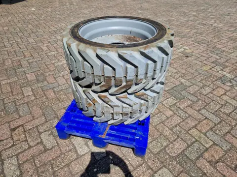 Onbekend 3x nieuwe OUTRIGGER volgeschuimde hoogwerkerband met velg