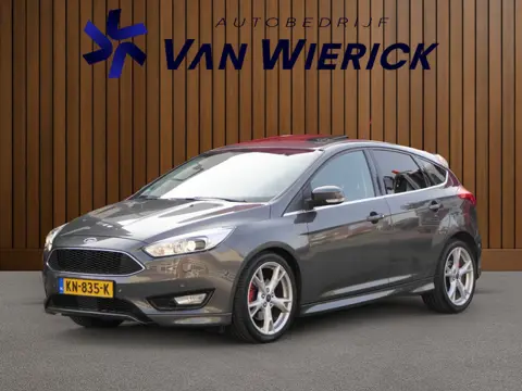 Ford Focus 1.5 St-Line 150PK! | Schuif/kantel dak | Camera | Xenon | Winterpakket | 18-Inch