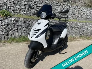 Piaggio Zip SP White 45km E5 Alpha Matrix Led BETAAL met in3