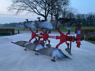 Kverneland 3 schaar ploeg + ondergronders zeer goed !