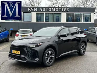Toyota bZ4X Premium 71 kWh VAN: 33.900,- VOOR: 29.877,- | 3 FASE LADEN | RIJKLAARPRIJS incl. FABR. G