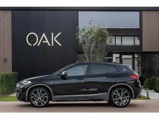 BMW X2 sDrive20i M-Sport | Navigatie | Panorama | Alcantara | Head-Up | 20"LM | Saphire Zwart