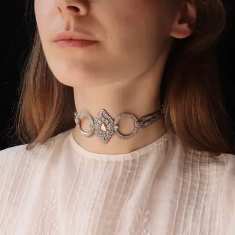 Roaring Twenties Glamour: Vintage Art Deco Diamond Dog Collar Necklace & Headpiece