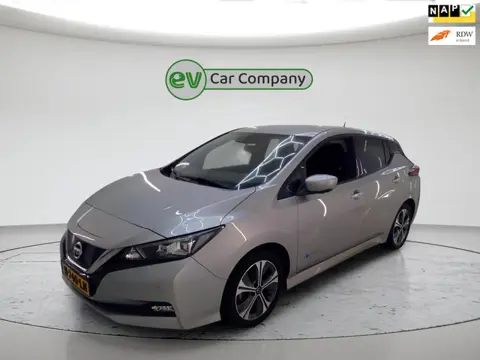 Nissan LEAF N-Connecta 40 kWh | SOH 87% | Camera | 1e Eigenaar | Stoel- en stuurverwarming | Cruise 