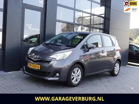 Toyota Verso-S 1.3 VVT-i Automaat (Airco,Camera,Navi,Trekhaak,Lm velgen)