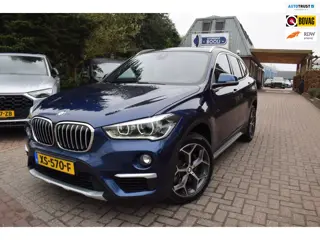 BMW X1 SDrive20i Orange Edition III AUTOMAAT/PANO DAK/CRUISE/NAVI/TREKH/NL-AUTO/HEAD-UP/STOEL VERW/C