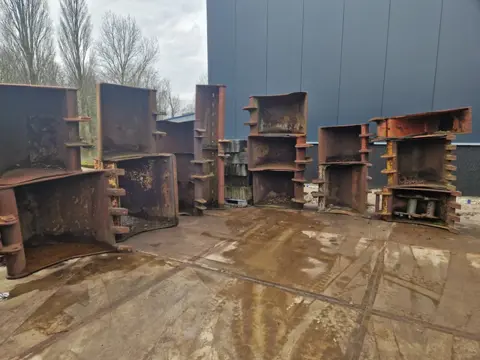 Diversen bakken penmaat 60 met en zonder tanden