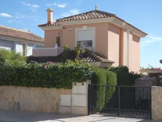 Gelegen in het exclusieve Polop Hills