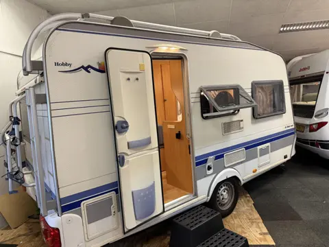 Hobby De luxe Easy 400 SF VASTBED TREINZIT VOORTENT