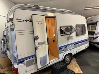 Hobby De luxe Easy 400 SF VASTBED TREINZIT VOORTENT