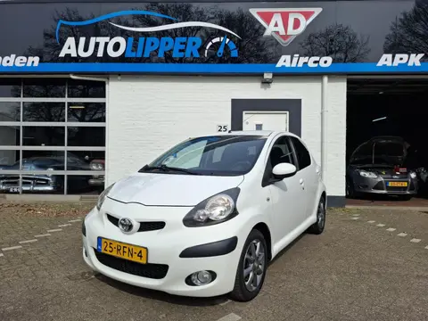 Toyota Aygo 1.0-12V Dynamic Navigator /Nieuwe apk bij afleverin/All season banden/Lm velgen/Airco/Na