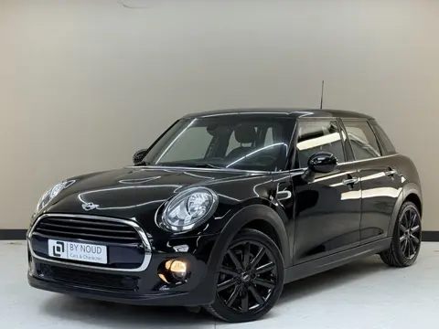MINI Mini 1.5 Cooper, 135Pk, 2017, 2de eigenaar, Dealer onderhouden, Parkeersensoren, Climate contro
