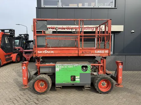 Skyjack SJ 6832RT Schaarhoogwerker / Scissor / Arbeitsbuhne 2015 4X4 Kubota Diesel 12M