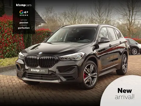 BMW X1 sDrive20i Sportif | All-Black | Uniek | Custom | 19 inch | Nav