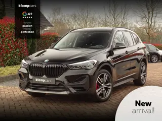 BMW X1 sDrive20i Sportif | All-Black | Uniek | Custom | 19 inch | Nav