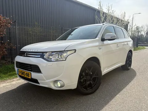 Mitsubishi Outlander 2.0 PHEV Instyle / AUTOMAAT / LEER / SCHUIFDAK / 162dkm! NAP!