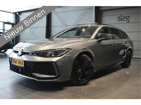 Volkswagen Passat Variant 2.0 TDI 3X R-LINE head up pano trekhaak 18 inch 150 pk !!