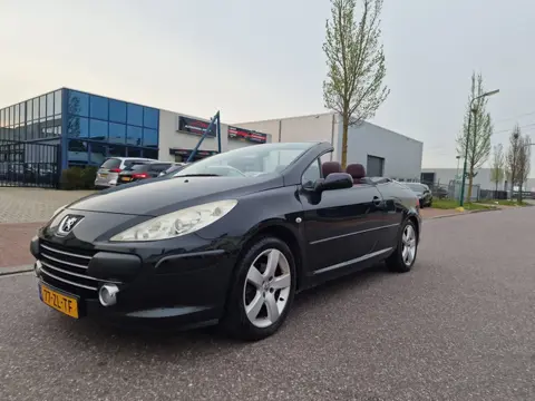 Peugeot 307 CC 2.0-16V CABRIO AUT CARPLAY LEDER PSENSOR NAVI CRUISE TREKHAAK 2 X SLEUTELS