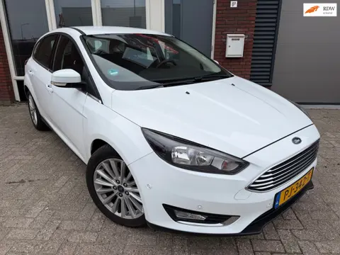 Ford Focus 1.0 Titanium / Navi / PDC / Clima / 17 inch / Keyless