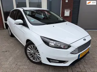 Ford Focus 1.0 Titanium / Navi / PDC / Clima / 17 inch / Keyless