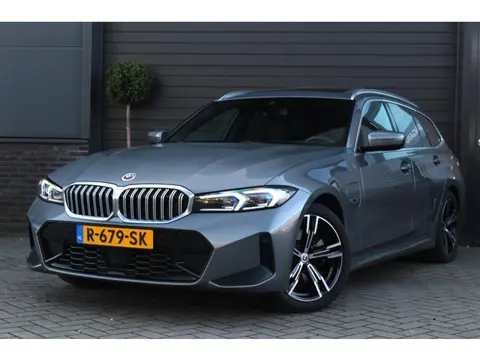 BMW 3-serie Touring 320e M Sport | Panoramadak | Adaptieve Cruise Control | Trekhaak | Leer | BLIS
