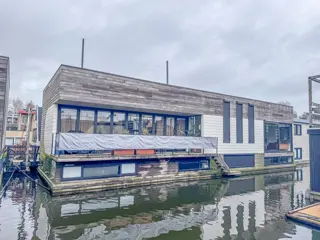 Woning aan de IJsbaanpad te Amsterdam