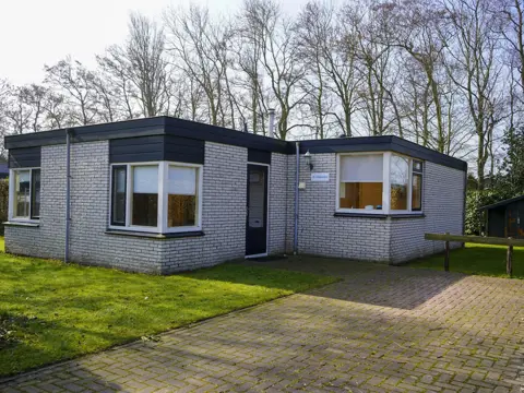 Vrijstaande bungalow voor rustzoekers op parkje net buiten Oosterend
