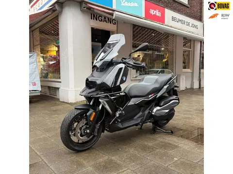 BMW Scooter Zeer complete BMW C 400 X Automaat in de kleur zwart. Voorzien van beugelset, mislichten